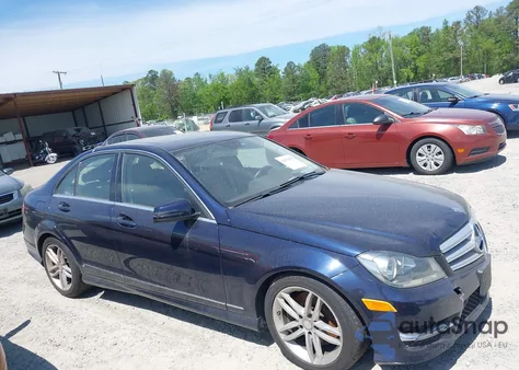 2013 Mercedes-Benz C 300 Luxury 4Matic/Sport 4Matic из США, поврежденный, VIN WDDGF8AB7DR278526